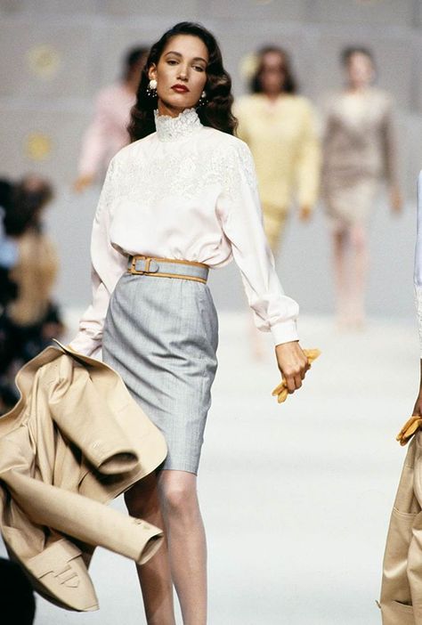 The best eighties fashion runway moments and trends from every high end fashion designer, including Chanel, Valentino, Christian Dior and more. #fashion #dress #militaryhippie #eveningdress Eighties Fashion, Runway Moments, Haute Couture Style, Detail Couture, 90s Runway Fashion, Fashion 80s, Fashion Moments, Christian Dior Vintage, Dior Haute Couture