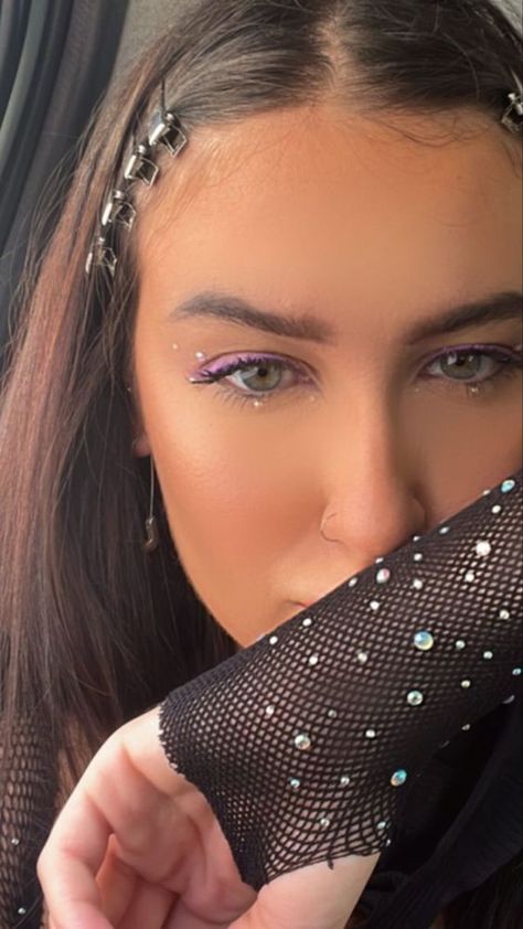 Eye Make Up With Rhinestones, Festival Simple Makeup, Subtle Festival Makeup, Simple Jewel Makeup, Eye Gems Makeup Simple, Club Makeup Ideas, Coldplay Concert Makeup, Maquillaje Bad Bunny, Festival Makeup Simple