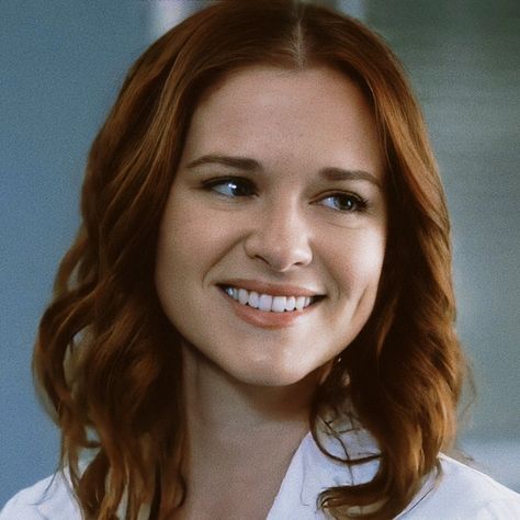 April Kepner Grey's Anatomy Doctor Grey Sloan April Kepner Aesthetic, April Greys Anatomy, April Kepner Hair, Greys Anatomy April, April Kepner, Grey's Anatomy Doctors, Mara Jade, Sarah Drew, Mark Sloan