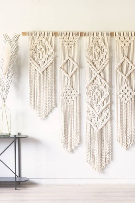Large Wall Hanging Macrame, Knitting Wall Hanging, Large Macrame Wall Hanging Tutorial, Large Macrame Wall Hanging Diy, Macrame Wall Hanging Living Room, Macrame Wall Hanging Ideas, Diy Wall Hanging Yarn, Planters For Indoor Plants, Wall Hanging Design