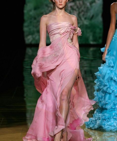 Pink Runway, 00s Mode, Tout Rose, Runway Fashion Couture, 90s Runway Fashion, Runway Outfits, Paris Mode, Claudia Schiffer, Runway Dresses