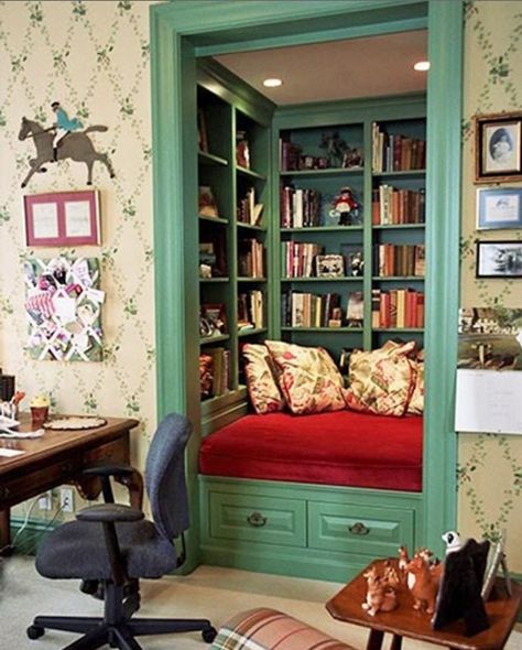 Convert the closet in a spare room into a reading nook! Almost as awesome as a study with floor to ceiling bookshelves. Home Libraries, Sunroom Reading Nook, Traditional Family Room, Diy Casa, Comfy Sofa, Hus Inspiration, Book Nook, Cozy Nook, Spare Bedroom