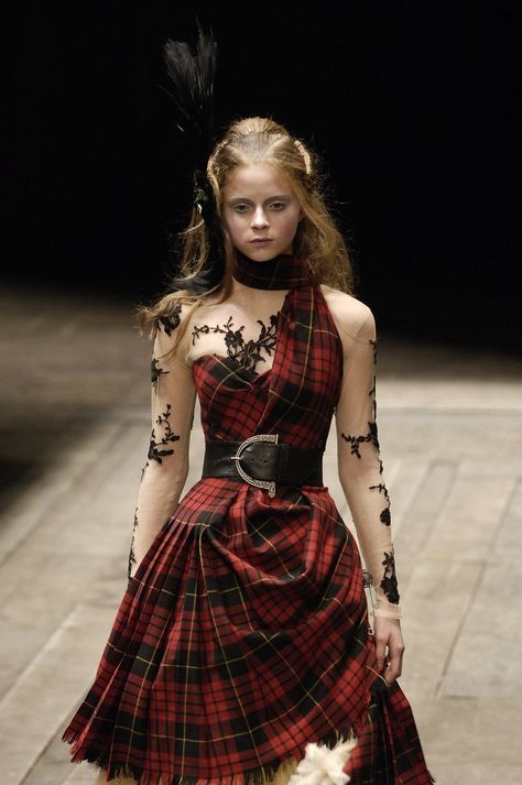 Gothic Fashion, 2006 Runway, Robes Vintage, Mcqueen Fashion, Runway Pictures, Fesyen Wanita, Mode Outfits, Costume Design, Couture Fashion