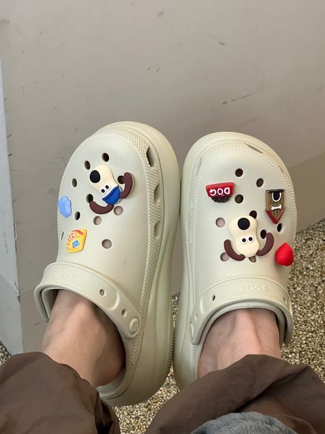 Jibbitz Crocs Ideas, Crocs Platform Clog, Crocs Jibbitz Ideas, Orange Crocs, Styling Crocs, Platform Crocs, Hong Eunchae, Crocs Fashion, Crocs Jibbitz