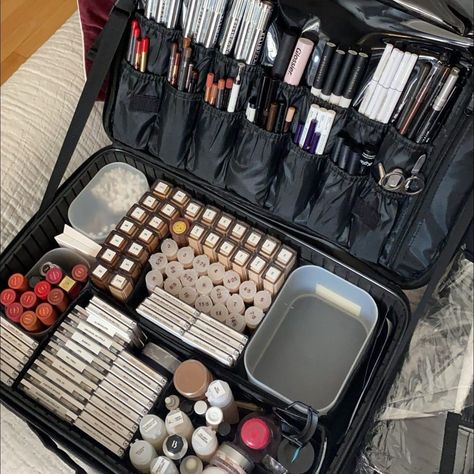 Harriet Hadfield on Instagram: “The best kind of make over! 😊⁠Who wants a tour? ⁠⠀ #mua #makeupartist #assisting, #inthekit #setbag,#muacourse #promua #proartist…” Professional Mua Kit, Mua Kit Organization, Pro Makeup Artist Kit, Mua Makeup Kit, Makeup Artist Work Station, Make Up Aesthetic Products, Mua Room, Doing Makeup Aesthetic, Mua Essentials