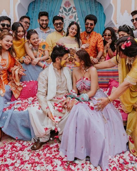 Love was in the air today as Bollywood stars Rakul Preet Singh and Jackky Bhagnani exchanged vows in a picturesque ceremony in Goa. Adorned in stunning creations by renowned designer Tarun Tahiliani, the couple radiated joy as they embarked on their journey together as husband and wife. Haldi Photos, Haldi Outfit For Bride, Haldi Ceremony Outfit, Haldi Outfits, Party Vibe, Haldi Outfit, Mehndi Ceremony, Easy Wedding Planning, Surbhi Chandna