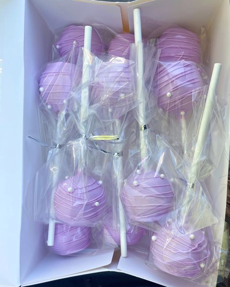 Lilac , lavender , light purple wedding or birthday cake pops Lilac Purple Birthday Decorations, Purple Birthday Party Snacks, Purple Quince Dessert Table, Lilac Themed Birthday Party, Lilac Bday Cake, Cake Pops Purple And Gold, Purple 25th Birthday Cake, Pastel Purple Decorations Party, Lavender Birthday Party Theme