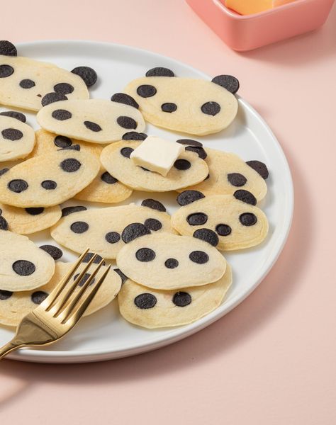 Pandas, Panda Themed Party, Panda Food, Pancake Cereal, Creative Meals, Panda Birthday Party, Pancakes Vegan, Black Food Coloring, Panda Birthday