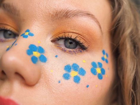 Blue flower freckles makeup - see the full look on Charlotta Eve #flowerfreckles #flowermakeup #blueflowerfreckles #beautyblog Hippie Face Paint, Flower Freckles, Easy Halloween Face Painting, Easter Face Paint, Easy Face Painting Designs, Blue Face Paint, Face Painting Flowers, Eye Face Painting, Cool Face Paint