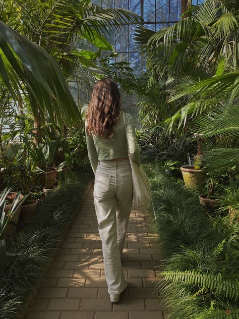 Erlangen, Insta Garden Pics, Poses In Botanical Garden, Photo In Garden Ideas, Botanical Garden Outfits, Plants Photoshoot Ideas, Botanical Garden Aesthetic Outfit, Botanic Garden Outfit, Curvy Women Photoshoot Ideas