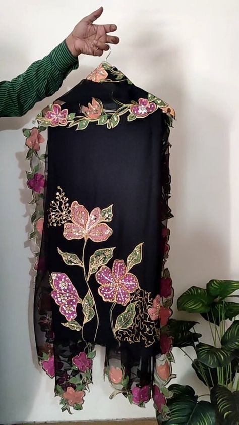 Organza Fabric Painting, Hand Painted T-shirt, Paint On Fabric Clothing, Hand Painted Kurti Designs, Paint Designs For Suits, Hand Painted Dress Ideas, Painted Lehenga, Fabric Sketch, Salwar Kurti