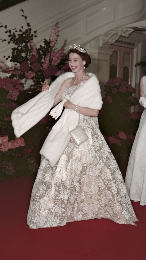 Elie Saab Pink, Ratu Elizabeth, Elizabeth Queen Of England, Elizabeth Young, England Queen, Coronation Gown, Elizabeth Queen, Young Queen Elizabeth, Rainha Elizabeth Ii