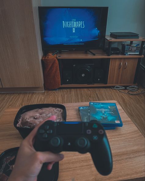 Game Designer Aesthetic, Ps4 Aesthetic, Gamer Ideas, Gaming Aesthetic, Battle Stations, Uk Cities, Physical Media, Little Nightmares, Wallpaper Retro