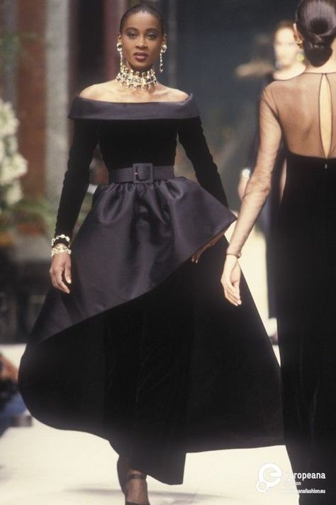 Givenchy Couture, 90s Runway Fashion, 1990s Fashion, French Fashion Designers, فستان سهرة, Dresses Indian, Naomi Campbell, Designer Dresses Indian, Fashion History