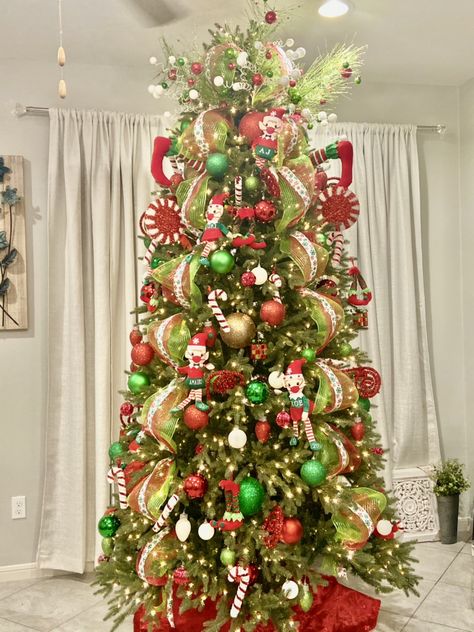 Natal, Elf Theme Christmas Tree, Elf Christmas Tree Theme, Elf Themed Christmas Decor, Elf Christmas Trees, Elf Christmas Tree Ideas, Elf Themed Christmas Tree, Christmas Tree Elf Legs, Christmas Tree Theme