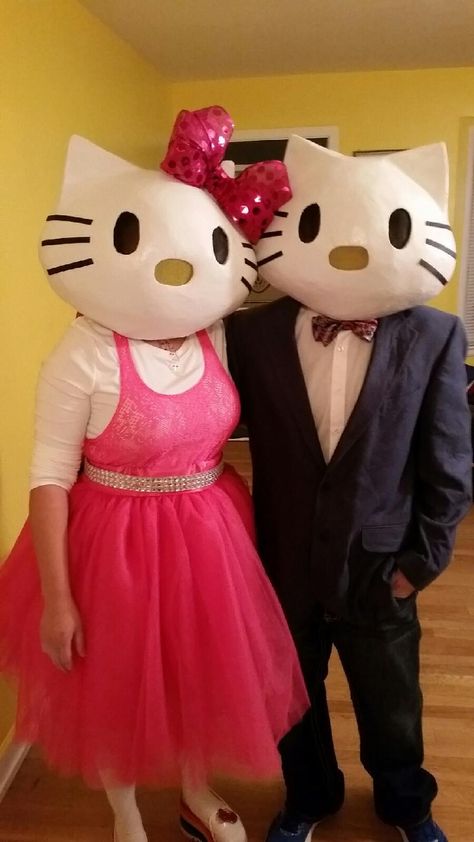 Hello Kitty Couple Costume, Hello Kitty Dog Costume, Hello Kitty Costume Halloween, Hello Kitty Promposal, Hello Kitty Suit, Sanrio Halloween Costume, Hello Kitty Mamadisima, Sanrio Costumes, Hello Kitty Halloween Costume