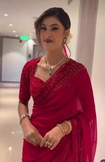 Red Fancy Saree Blouse Designs, Red Blouse Matching Saree, Red Saree Blouse Ideas, Jewellery On Red Saree, Plain Saree Designing Ideas, Simple Saree Ideas, Red Saree Makeup Look, Red Saree For Farewell, Red Saree Look Modern