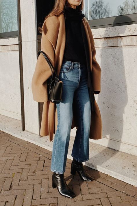 Black Denim Fall Outfit, Fall Outfit Jeans And Boots, Black Coat With Jeans Outfit, Bottega Veneta Rain Boots Street Style, Severe Winter Outfit, Boots And Denim Outfit, Medium Boots Outfit, Winter Outfits Brunette, Fashion Trends 2020