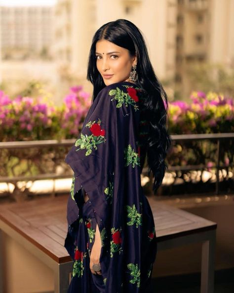 #akramwritess Shruti Hassan Saree, Shruti Hasan, Shruti Haasan, Best Pose For Photoshoot, Hindi Actress, Shruti Hassan, Bollywood Cinema, Beautiful Red Hair, Bollywood Photos