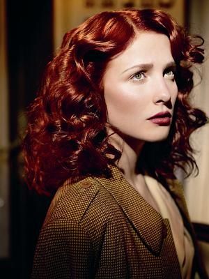 i soo want this hair! so 1940's Auburn Hair, Vintage Hairstyles For Long Hair, 40s Hairstyles, Red Curls, 1940s Hairstyles, Red Curly Hair, Dark Red Hair, Fresh Hair, Ginger Hair