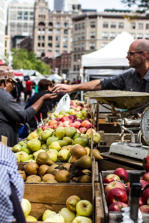 10 farmers market tips =) Types Of Photography, Behind The Camera, Beautiful Fruits, Local Farm, Hello Hello, Photographing Food, Farmers Market, Health And Nutrition, Worth It