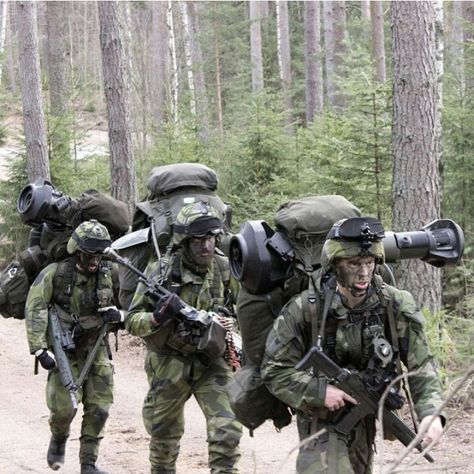 There’s nothing light about light infantry Swedish Armed Forces, Military Images, Light Infantry, Army Police, Swedish Army, Army Couple, Military Ranks, Military Special Forces, Army Rangers