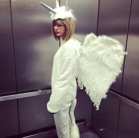 Taylor's Halloween costume is GOLD!!!!! Style Taylor Swift, Inspired Costumes, Kostuum Halloween, Halloween Costumes 2014, Stars D'hollywood, Best Celebrity Halloween Costumes, Courtney Cox, Celebrity Halloween Costumes, Estilo Taylor Swift