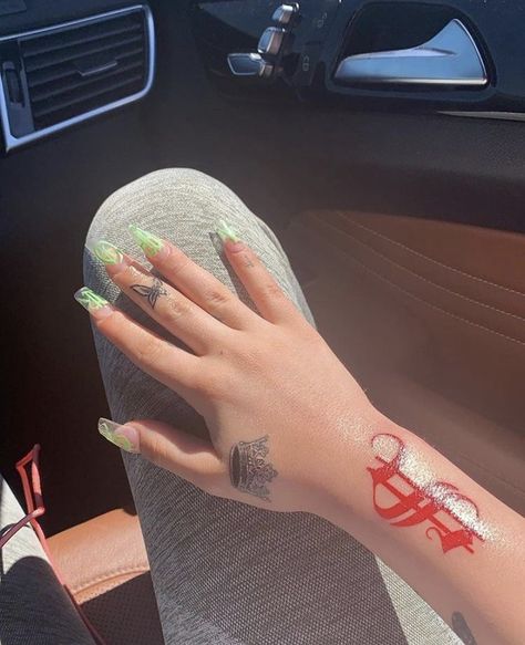 Pin & Insta: @lovesherworld 💜 #tattoo #money #dollarsign Money Finger Tattoos For Women, Money Sign Tattoo On Neck, Money Sign Tattoo Women, Cute Money Tattoo, Money Tattoos Women Small, Finger Tattoos Money Sign, Money Sign Neck Tattoo, Women Money Tattoo, Money Sign Tattoo On Finger