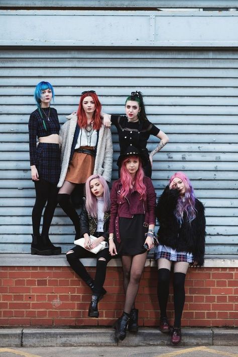 ♥Pinterest : Chanya♥ Coloured Hair, Estilo Dark, Look Grunge, Scene Girl, Goth Outfit, Mode Punk, Hipster Grunge, Estilo Grunge, Pastel Grunge