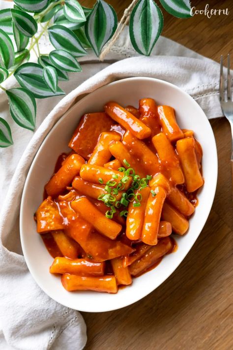 Easy Tteokbokki, Korean Rice Cakes, Tteokbokki Recipe, Koreansk Mat, Προϊόντα Apple, Korean Street Food Recipes, Korean Rice, Sweet And Spicy Sauce, Spicy Korean