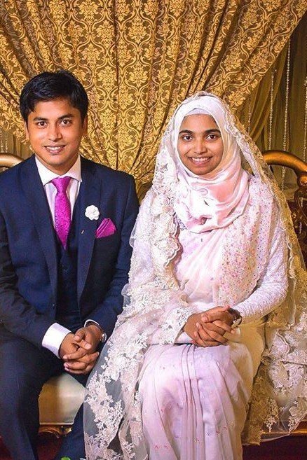 This Muslim Bride Wore Zero Makeup at Her Wedding — And Why She Did It Is Eye-Opening Muslim Brides Indian, Indian Muslim Bride, Simple Mehndi Dresses, Saree With Hijab, Wedding Saree Designs, Zero Makeup, Muslim Wedding Hijab, Wedding Hijab Styles, Hijabi Brides