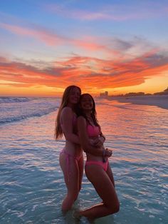 Friend Beach Poses Photo Ideas, Beach Poses With Friends Photo Ideas, Cute Inspo Pics, Summer Pic Inspo With Friends, Vacation Photos Ideas, Outfits For Cancun, Vacation Pictures Couples, Poses For Pictures Instagram With Friends, Photo Best Friends