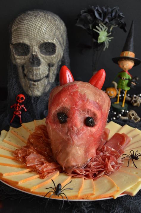 Plat Halloween, Menu Halloween, Creepy Food, Soirée Halloween, Creepy Halloween Food, Raclette Party, Halloween Lunch, Creepy Halloween, Halloween 2017