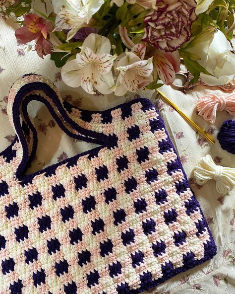 ☆ 𝒫𝒜𝒯𝒯𝐸𝑅𝒩 𝒟𝑅𝒪𝒫 🧺🐛 Picnic bag ☆ spring! is! here!!! what better way to celebrate than with this little gingham shoulder bag, made to carry all your picnic essentials. annnnd... the pattern is on sale until the end of the week! as are all of my crochet patterns to celebrate my birthday 🤍 once you’ve gotten the hang of it, the pattern is quite repetitive, which makes it a great project to bring with you to the park. this pattern is best for advanced beginners as it does feature some colour cha... Half Double Crochet Slip Stitch, Spring Crochet, Picnic Essentials, End Of The Week, Picnic Bag, Summer Projects, Progress Pictures, Tapestry Crochet, Crochet Bag Pattern