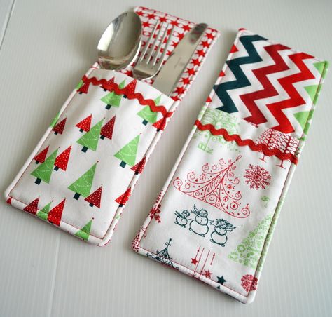 Have your dress your spoons, forks, and knives to the nines with this Cutlery Pockets Sewing Pattern. No matter what special occasion you are preparing for, easy sewing projects like this make creating sewn kitchen crafts easy, breezy, and fun. Cutlery Pockets, Syprosjekter For Nybegynnere, Costura Diy, Beginner Sewing Projects Easy, Creation Couture, Christmas Sewing, Christmas Gifts For Friends, Diy Couture, Diy Sewing Projects