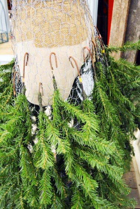 Dress Form Christmas Tree Skirt Mannequin Christmas Tree, Dress Form Christmas Tree, Recycled Christmas Tree, Diy Jul, Decoration Vitrine, Christmas Tree Dress, Tree Dress, Christmas Display, Diy Christmas Tree