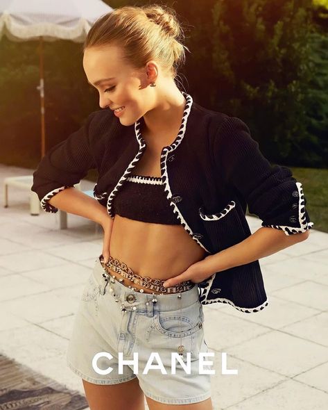 Lily Rose Depp Chanel, Lily Rose Depp Outfits, Lily Depp, Lily Rose Depp Style, Chanel 2020, Rose Depp, Chanel Cruise, Chanel Jacket, Couture Mode