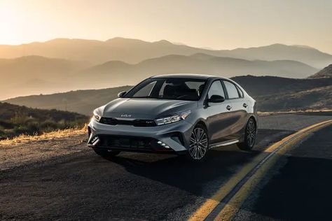 The 2022 Kia Forte debuts a refreshed look. It's well equipped in base form and offers good looks with incredible value. So why does Consumer Reports beg to differ? Kia K5 Gt Line 2022 Wolf Grey, Kia Forte Gt 2022, Kia Forte 2023, Kia 2022, 2022 Kia Forte, Carros Kia, Kia K5, Car Advertising Design, Vision 2024