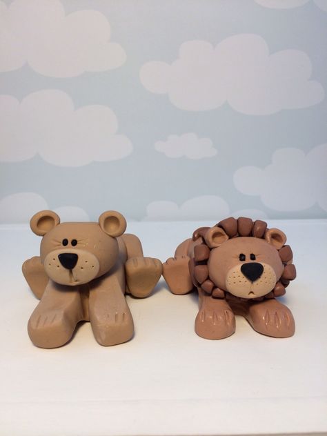 Polymer clay lion and lioness wedding toppers (created by Kelly Bouchard) Fimo, Lion Clay Sculpture, Polymer Clay Lion, Clay Lion, Lion Crafts, Rainbow Pottery, Clay Sculpture Art, Types Of Clay, Wedding Toppers