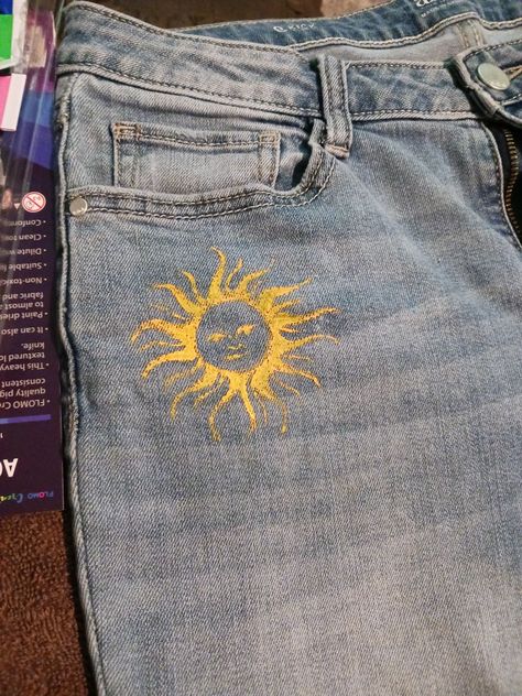 Painted Jean Pockets Ideas Aesthetic, Paint Designs On Jeans, Aesthetic Jeans Painting, Jeans With Hand Prints, Painted Jorts Ideas, Painted Denim Jeans Ideas, Diy Graphic Tee Paint, Diy T Shirt Painting Ideas, Pants Painting Ideas Aesthetic