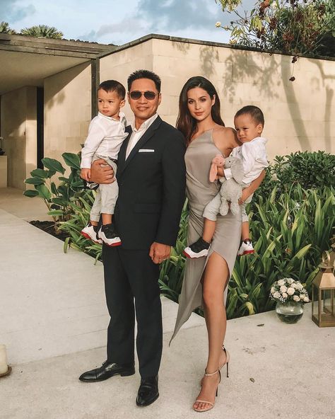 Beautiful family! Get awestruck by this photo!  Thai-British model and television host, Sonya Davison and husband American-born Filipino Judd Sanchez with their cute twins Tristan and Raiden.  If you enjoy this post, send it or share to your friends too :)    #WhiteWomenAsianMen #AsianGuysWhiteGirls #WhiteGirlsAsianGuys #InterracialRelationships #AsianMen #WhiteWomen #CaucasianWomenAsianMen Multiracial Couple, Twins Mommy, Biracial Couples, Family Over Everything, Cute Twins, Dream Family, Rich Family, Waterfall Photography, Age Gap