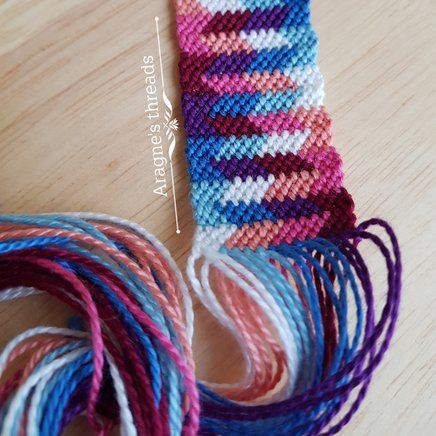 Difficult Friendship Bracelet Patterns, Colorful Friendship Bracelets, Embroidery Floss Bracelet Ideas, Bracelets Yarn, Crochet Bracelet Free Pattern, Embroidery Bracelets Patterns, Hotel Drawing, Spinning Cotton, Embroidery Floss Crafts