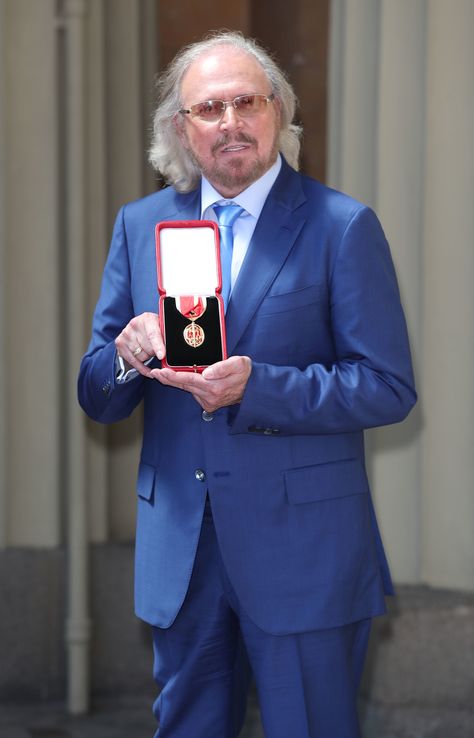 Barry Gibb receives his knighthood from Prince Cha Charity Pictures, Islands In The Stream, Chloe Grace Mortez, Andy Gibb, Barry Gibb, Looking Dapper, Destiny's Child, Bee Gees, News Studio