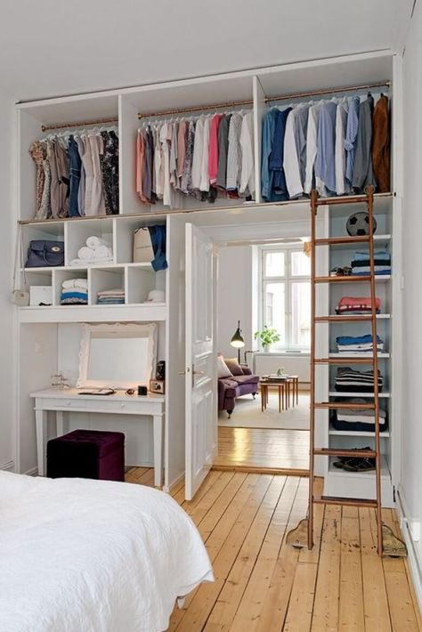 7x7 Bedroom Layout, Small Home Living, Små Rum Lidt Plads, Design Ložnic, Hiasan Bilik Tidur, Small Apartment Bedrooms, Diy Bedroom Storage, Clothing Racks, Bilik Tidur