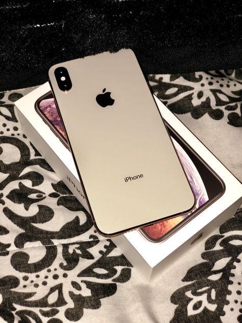 iPhone XS Max Gold Iphone Xs Max Gold, Iphone Store, Apple Store Gift Card, Produk Apple, Accessoires Iphone, Iphone Obsession, Gold Iphone, Apple Phone Case, Iphone Prints