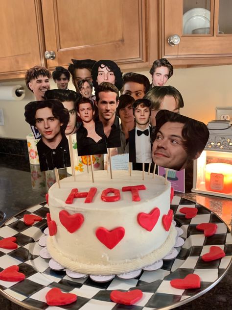 Cake Best Friend Birthday, Birthday Cake For My Best Friend, Spotify Birthday Cake Ideas, Cake Ideas To Make With Friends, Aesthetic Cake For Best Friend, Smash Cake Aesthetic, Fun Cakes To Make With Friends, Funny Birthday Cakes For Bestie, Cakes To Make With Friends