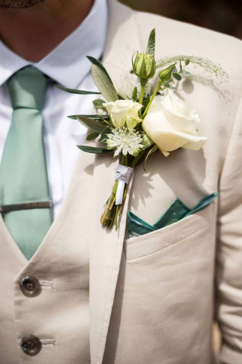 Beige Suit Sage Tie, Beige Groomsmen Suits With Sage Green, Cream Suit With Sage Green Tie, Beige And Green Groomsmen, Cream Suit Green Tie, Beige Suit With Sage Green Tie, Beige Suit With Green Tie, Beige Suit Green Tie, Beige Chambelanes Outfits