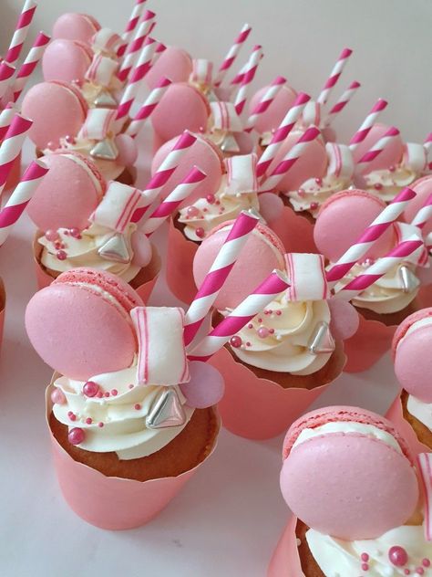 Pink Cakes, Barbie Cupcakes, Bolo Barbie, Cupcake Decorating Tips, Pink Desserts, Cupcake Cake Designs, Pink Birthday Cakes, Valentine Day Cupcakes, Cupcakes Decorados