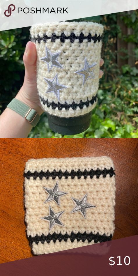 Taylor Swift Folklore Coffee Cozy Crochet 臨 Taylor Swift Crochet Book Sleeve, Taylor Swift Knitting Pattern, Taylor Swift Sewing Projects, Swiftie Crochet, Taylor Swift Crochet Pattern, Taylor Swift Crochet Ideas, Folklore Crochet, Crochet Taylor Swift, Taylor Swift Crochet