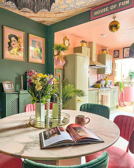 “SIZE IS SUBJECTIVE - A SMALL HOUSE TO ONE PERSON CAN BE SEEN AS A MANSION TO SOMEONE ELSE.” - Nikki Shore (me🙋🏻‍♀️😂😂) I recently posted… | Instagram Soft Pink Dining Room, Maximalist Dining Rooms, Pink And Green Kitchen, Maximalist Kitchen, Eclectic Dining Room, Quirky Kitchen, Maximalist Home, Side Return, Last Shot